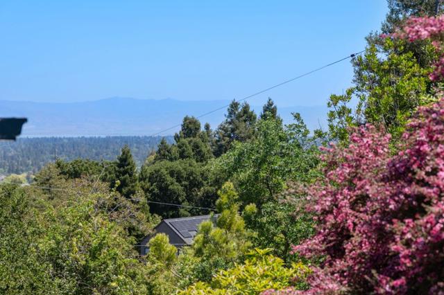 3554 Oak Knoll Drive, Redwood City CA: https://media.crmls.org/mediaz/b0370775-12d6-4db3-a446-e17f2c210fb9.jpg