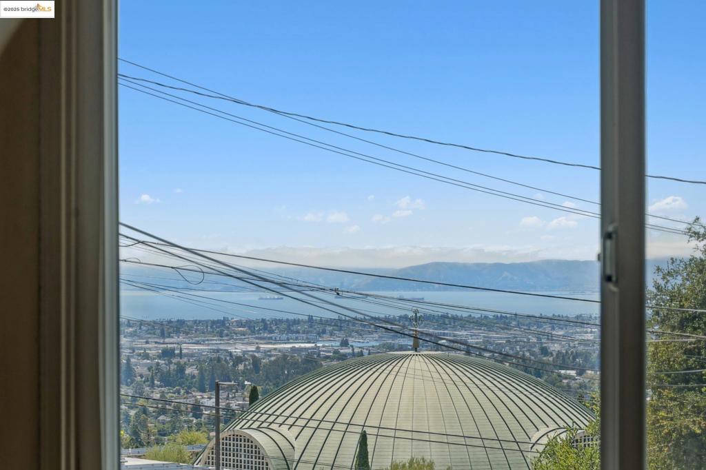 https://media.crmls.org/mediaz/b037af34-ebe8-46f2-b02d-6d25ad280b16.jpg?preset=X-Large