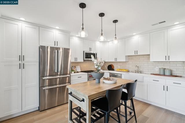 1150 Canyonwood Court, Walnut Creek CA: https://media.crmls.org/mediaz/b0383e38-1be8-4b2e-a409-81341e2e9f03.jpg