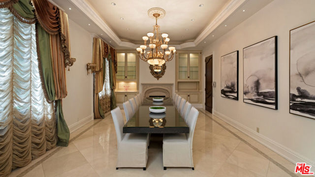 1021 N Crescent Drive, Beverly Hills CA: https://media.crmls.org/mediaz/b0386acb-2ceb-412f-8108-8fa40b8f1fc7.jpg