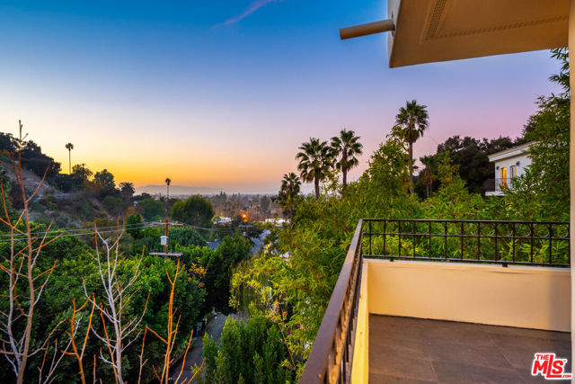 4148 Sunswept Drive, Studio City CA: https://media.crmls.org/mediaz/b03959f9-ef63-4d1a-ab5b-a6a21bd2dd1e.jpg