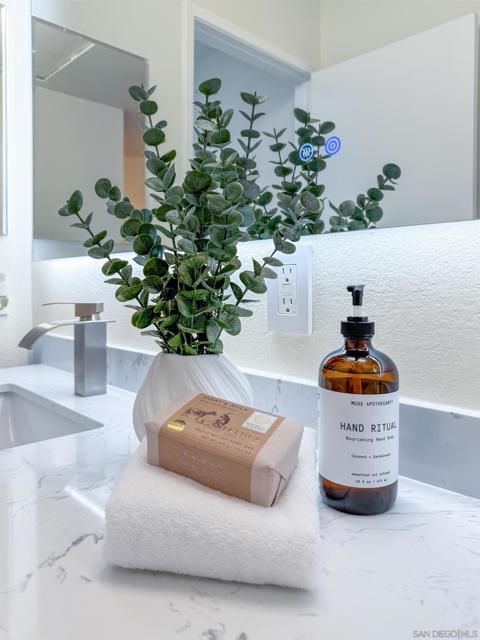 2362 Altisma Way, Carlsbad CA: https://media.crmls.org/mediaz/b0397e33-ed73-4951-b88f-6d891c579ef2.jpg