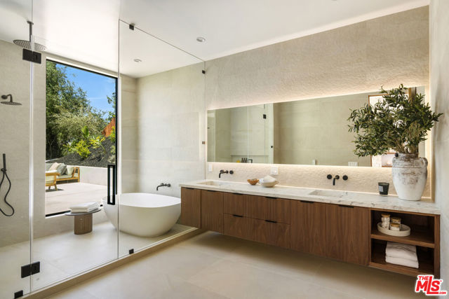 9715 Arby Drive, Beverly Hills CA: https://media.crmls.org/mediaz/b03a679e-b2c4-44fd-87be-9de5d93d25ca.jpg