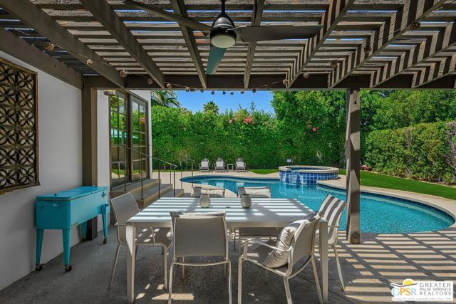 284 E Ocotillo Avenue, Palm Springs CA: https://media.crmls.org/mediaz/b03b2704-692a-4936-977f-025857f1f0fc.jpg