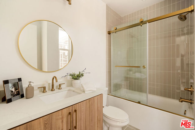 3851 N Riley Lane, Los Angeles CA: https://media.crmls.org/mediaz/b03b4aa2-14d1-4f8c-b9e4-fb0ca163d025.jpg
