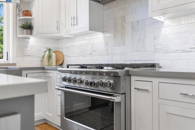 1002 Middle Ave, Menlo Park CA: https://media.crmls.org/mediaz/b03b6512-762e-4d9f-9bbc-a2de46118d2a.jpg