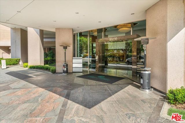 10490 Wilshire Boulevard, Los Angeles CA: https://media.crmls.org/mediaz/b03bdd20-7497-49cf-b081-146c701a04b3.jpg