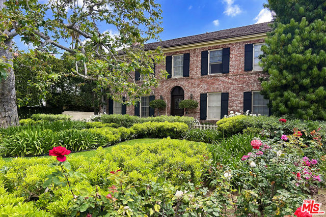 612 N Alta Drive, Beverly Hills CA: https://media.crmls.org/mediaz/b03cc8d7-fab7-4b5e-b5b9-fb3a50b19204.jpg