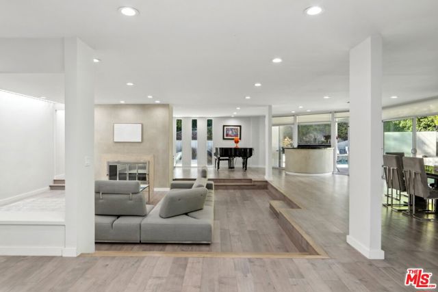 15539 Hamner Drive, Los Angeles CA: https://media.crmls.org/mediaz/b03cff1a-78a9-4c49-90fd-9b14f28226a8.jpg