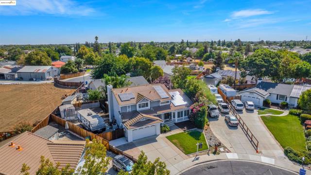 235 Pecan Pl, Brentwood CA: https://media.crmls.org/mediaz/b03d5b59-4ecf-4531-859f-e30a5adb60e3.jpg
