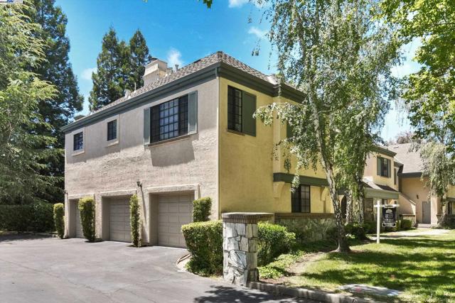 246 Canyon Woods Way, San Ramon CA: https://media.crmls.org/mediaz/b03d5d47-6f68-4c7a-9cad-0fce405ccebd.jpg