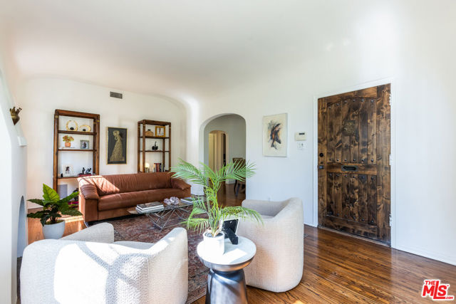 7361 Oakwood Avenue, Los Angeles CA: https://media.crmls.org/mediaz/b03d6b6c-c35d-458f-9aa8-300f9f3a867e.jpg