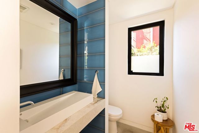 425 N Alfred Street, Los Angeles CA: https://media.crmls.org/mediaz/b03debca-74ed-417f-a6fb-eb07a3da93a7.jpg
