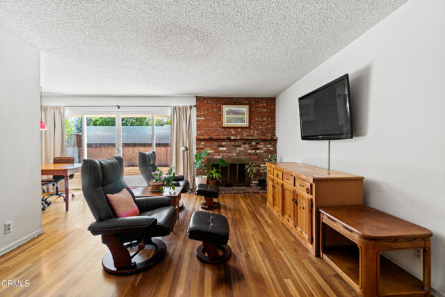 6449 Quakertown Avenue, Woodland Hills CA: https://media.crmls.org/mediaz/b03e1774-0a5b-4309-8493-e8548dc61f98.jpg