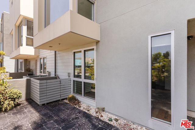 310 Washington Boulevard, Marina del Rey CA: https://media.crmls.org/mediaz/b03e25c8-a319-4ac1-83d1-18f6e8800497.jpg