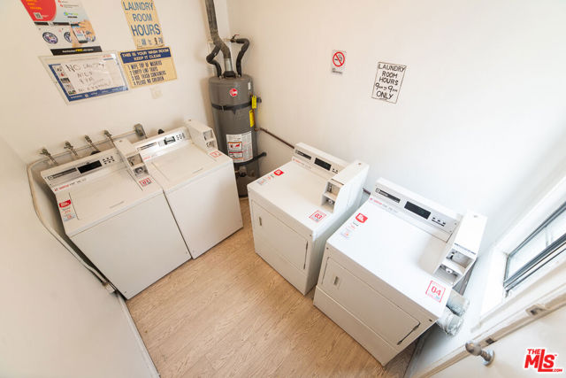 2400 Pacific Avenue, Venice CA: https://media.crmls.org/mediaz/b03e39c5-4ed8-41e5-9c6f-c77cf0f4e302.jpg
