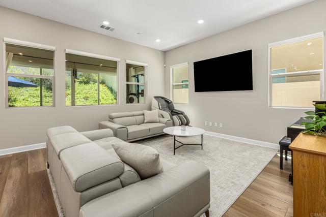Detail Gallery Image 12 of 44 For 675 Westbrook Loop, San Marcos,  CA 92078 - 5 Beds | 4/1 Baths