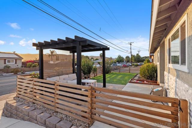10231 Settle Rd, Santee CA: https://media.crmls.org/mediaz/b040b220-b984-472a-9ec6-2c1d3236d5b6.jpg