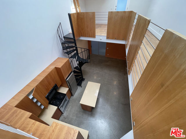 555 Rose Avenue, Venice CA: https://media.crmls.org/mediaz/b041a6cf-989f-409c-a8c7-fecf3711e6ad.jpg