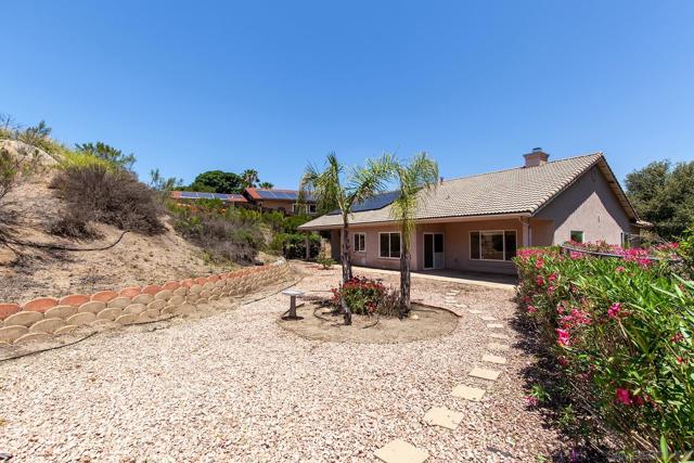25151 Hereford Dr, Ramona CA: https://media.crmls.org/mediaz/b041b56c-b999-4997-af84-21ccc13d7e57.jpg