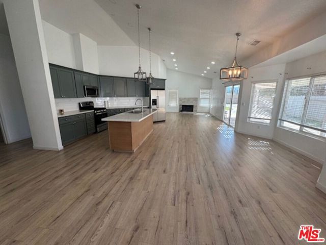 4026 Kona Court, Palmdale CA: https://media.crmls.org/mediaz/b042146a-e798-423c-baa1-19b5452cdff3.jpg
