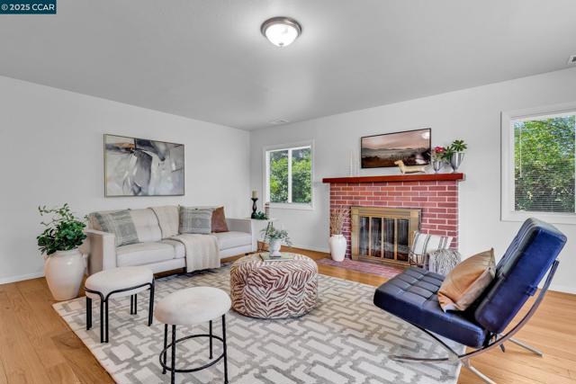 280 Sierra Dr, Walnut Creek CA: https://media.crmls.org/mediaz/b042a53c-33dd-4c2d-9d3e-c2e8d966c16d.jpg