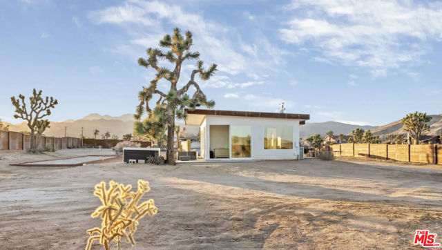 5256 William S Hart Road, Pioneertown CA: https://media.crmls.org/mediaz/b042c7b0-870d-4c84-8127-87149a5caff5.jpg