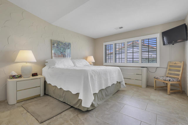 450 Desert Falls N Drive, Palm Desert CA: https://media.crmls.org/mediaz/b042e716-9c92-41c6-aefb-4bf46fa93754.jpg