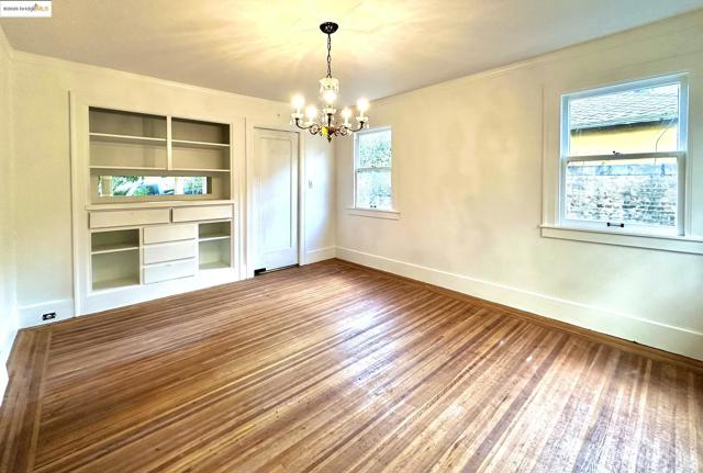 6014 La Salle Ave, Oakland CA: https://media.crmls.org/mediaz/b04336af-ae5a-435a-99c4-e35fdcd1cba8.jpg