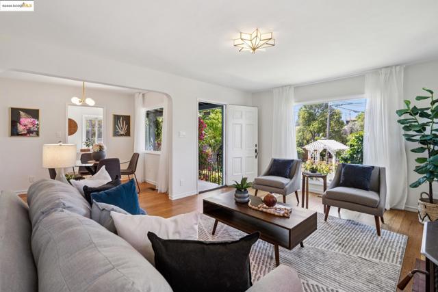 4332 Hyacinth Ave, Oakland CA: https://media.crmls.org/mediaz/b0448b16-c564-444d-915a-8047827f7bb1.jpg