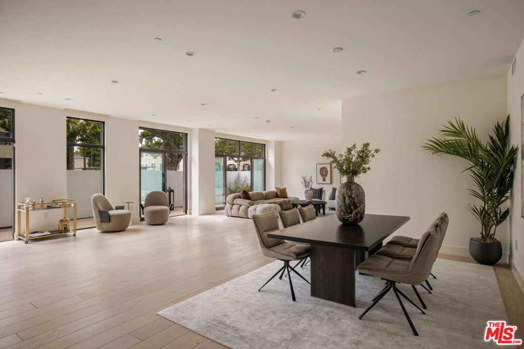 https://media.crmls.org/mediaz/b04504b6-2f9a-48b7-a3d9-14862cc3c081.jpg?preset=X-Large