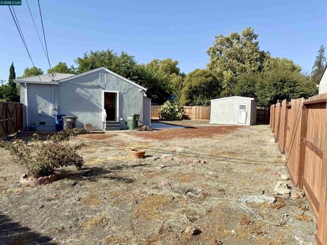 2311 Crescent Dr, Concord CA: https://media.crmls.org/mediaz/b0456ebc-ca2b-4bf3-a12e-107c9899f8ed.jpg