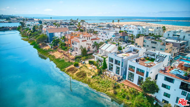 5106 Pacific Avenue, Marina del Rey CA: https://media.crmls.org/mediaz/b045f524-a61c-43ac-b411-024e803ba000.jpg