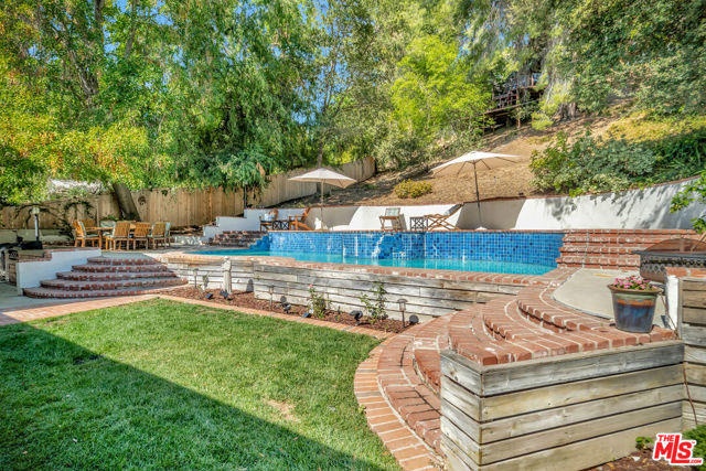 5252 Vanalden Avenue, Tarzana CA: https://media.crmls.org/mediaz/b0461d58-1d92-4853-a2d1-2ae488fe06d6.jpg