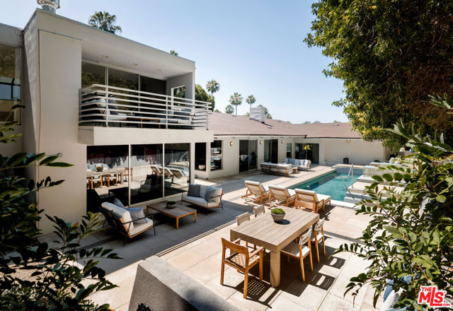 811 N Hillcrest Road, Beverly Hills CA: https://media.crmls.org/mediaz/b046c199-4b81-4146-a23e-707dca794cda.jpg