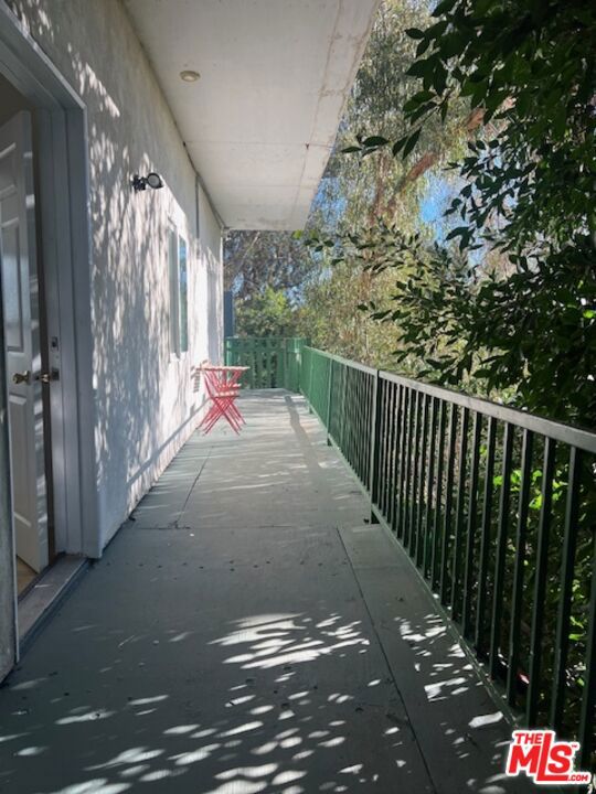 https://media.crmls.org/mediaz/b0470c29-56df-4db7-b831-ac4353eefba4.jpg?preset=X-Large