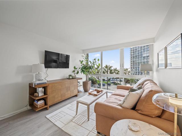 1750 Avenida Del Mundo, Coronado CA: https://media.crmls.org/mediaz/b0482775-66d3-4fde-b897-f5e6b3070a3e.jpg