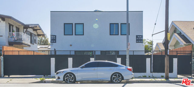 4112 1/2 S Normandie Avenue, Los Angeles CA: https://media.crmls.org/mediaz/b0499456-0531-4607-8ac1-80f4e59ff107.jpg