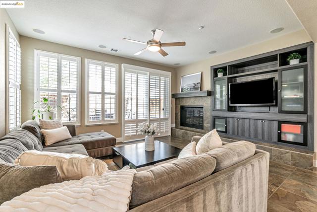 43 Sorrel Ct, Oakley CA: https://media.crmls.org/mediaz/b04a1f46-8325-46bb-9fd0-f87682f5421b.jpg