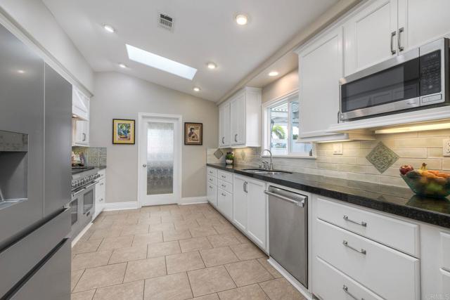 Detail Gallery Image 14 of 55 For 5413 Fairgreen Way, Bonsall,  CA 92003 - 3 Beds | 3 Baths