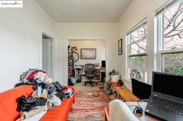 5537 Claremont Ave, Oakland CA: https://media.crmls.org/mediaz/b04a66b7-85e6-4a92-91b2-2e88a5015ce4.jpg