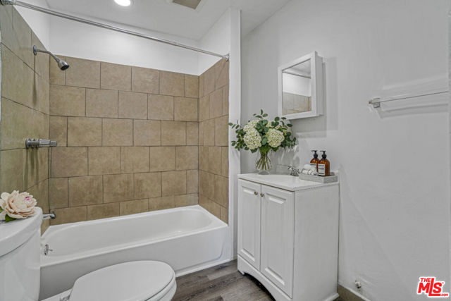 120 N Avenue 25, Los Angeles CA: https://media.crmls.org/mediaz/b04b0cb1-0fa7-44a2-9de8-833ff2ea2e59.jpg