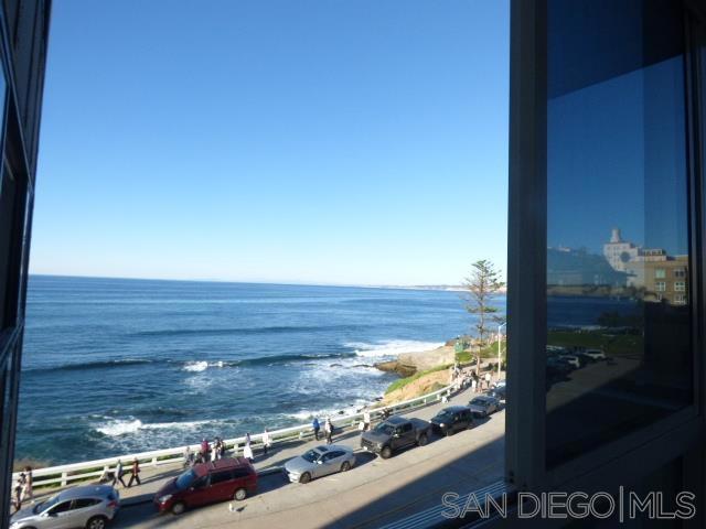 939 Coast Blvd, La Jolla CA: https://media.crmls.org/mediaz/b04b1949-d550-4b50-93cc-0a1df44e5149.jpg