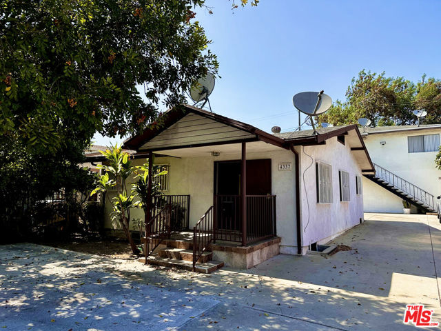 4337 Prospect Avenue, Los Angeles CA: https://media.crmls.org/mediaz/b04b2751-abbd-49dc-b2d4-71266e55f664.jpg