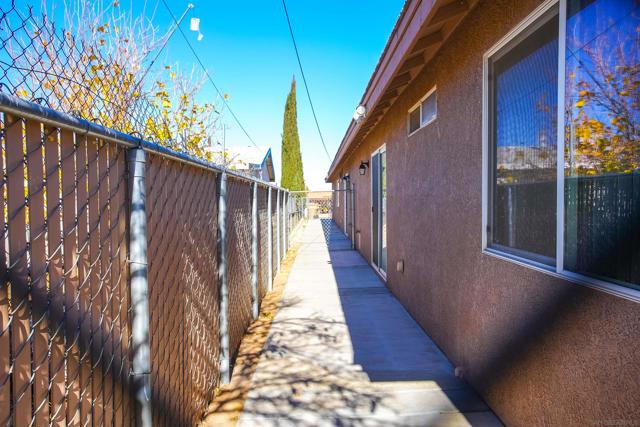 16475 Vine St, Hesperia, California 92345, ,Multi-Family,For Sale,Vine St,240025582SD