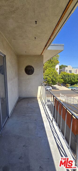 1433 N Martel Avenue, Los Angeles CA: https://media.crmls.org/mediaz/b04cdf84-9b8b-4816-900b-ab6e648d213a.jpg