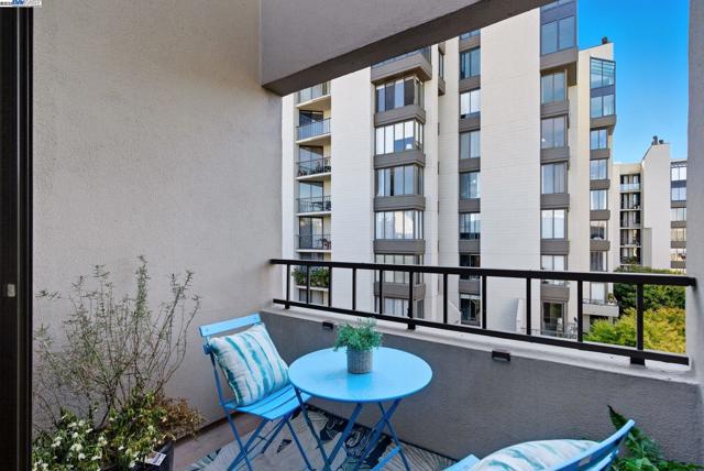 156 Lombard St, San Francisco CA: https://media.crmls.org/mediaz/b04d240e-0864-4004-a254-18f42b0b8d11.jpg