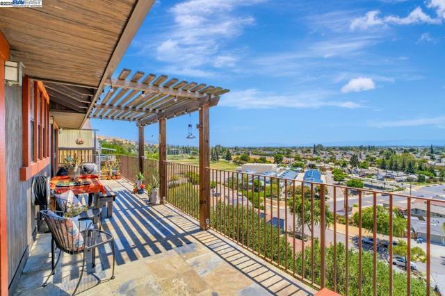 31865 Chicoine Ave, Hayward CA: https://media.crmls.org/mediaz/b04d5182-ea81-4c28-872d-7e620173f849.jpg