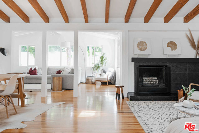 5108 NOBLE Avenue photo 1