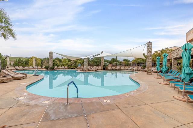 1748 Veneto Ln, Brentwood CA: https://media.crmls.org/mediaz/b04dd5dd-7974-43b3-80b1-e470280dc9b1.jpg